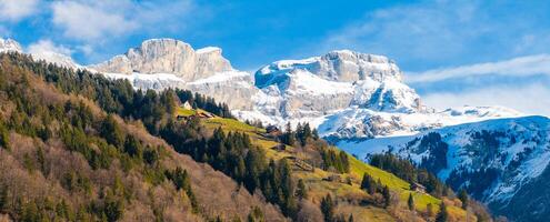 engelberg, uma suíço recorrer com majestoso alpino picos, acolhedor chalés, e denso florestas foto