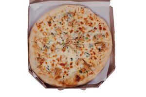 pizza com frango e queijo dentro uma papel caixa. Comida Entrega. pizza isolar. foto