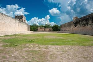 jogo de bola quadra dentro chichen itza, Yucatán, México foto