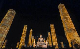panorama histórico parque dentro Tailândia às noite. a antigo têmpora este apresenta humanos é localizado dentro da Tailândia histórico cidade. mundo herança. foto