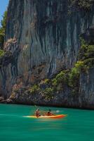 krabi, tailândia, 2017 - aéreo panorama do da Tailândia verdejante, exuberante tropical ilha, nacional parque ilha, com azul e água-marinha a mar, e nuvens brilhando de luz solar dentro a fundo. foto