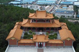 aéreo Visão do chinês pagode é uma símbolo do budismo dentro chinês cultura. aéreo fotografia. panorama. foto