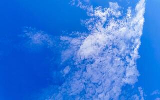 azul céu com químico chemtrails cumulus nuvens escalar ondas céu foto