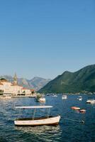 pequeno excursão barcos estão ancorado dentro a mar fora a costa do perast. Montenegro foto