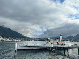 como, Itália - 12 novembro 2023. pequeno navio é ancorado às a cais em lago como. Itália foto