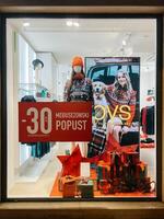 budva, Montenegro - 25 dezembro 2022. mostruário do uma fazer compras com mulheres tricotado roupas foto