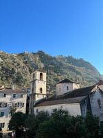 antigo Igreja do st. Maria com uma Sino torre às a pé do a montanhas. kotor, Montenegro foto