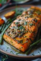 fechar-se do uma prato com salmão e verde feijões em uma mesa foto