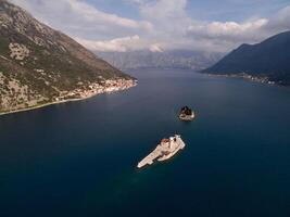 zangão Visão do a ilhas do gospa od skrpjela e st. George dentro a baía do kotor. Montenegro foto