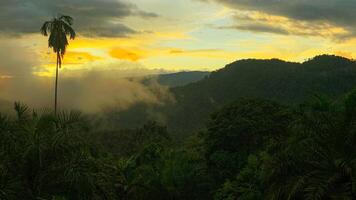 Maravilhoso brilhando pôr do sol Visão com montanha e Colina fundo. natureza beleza conceito. foto