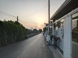 uma rua olhando para a pôr do sol em a procida ilha, golfo do Nápoles, Itália foto