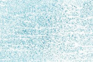 salpicos e gotas do branco pintura em azul parede superfície fundo foto