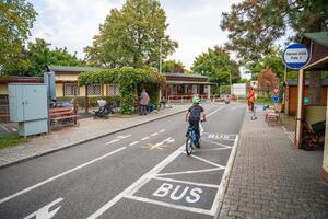 Praga, tcheco república - Outubro 10, 2023. crianças passeio público bicicletas em 1 do tráfego Parque infantil do Praga, tcheco república. Alto qualidade foto