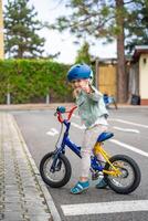 pequeno menina para passeio público bicicleta em 1 do tráfego Parque infantil do Praga, tcheco república. Alto qualidade foto