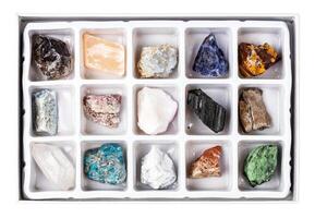 pedras para geológico coleção dentro aberto caixa foto