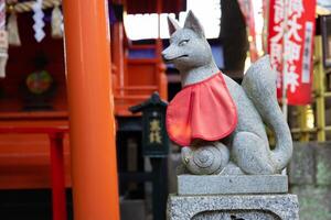 uma estátua do Raposa às japonês santuário foto