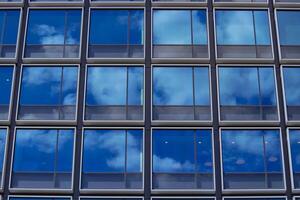 uma nuvem refletindo a construção dentro a o negócio Cidade grandes tiro foto