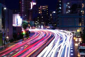 uma noite tráfego geléia às a urbano cidade rua foto