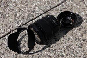 uma quebrado lente em a rua ensolarado dia portátil foto