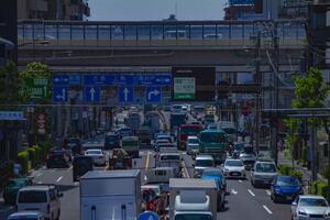 uma tráfego geléia às a urbano rua dentro Tóquio grandes tiro foto