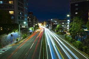 uma noite tráfego geléia às a centro da cidade rua dentro Tóquio Largo tiro foto