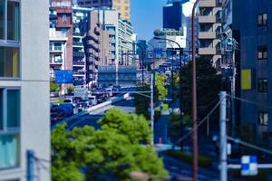 uma miniatura tráfego geléia às a cidade rua dentro Tóquio inclinação foto