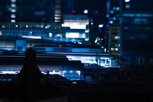 uma noite miniatura paisagem urbana dentro frente do Tóquio estação inclinação foto