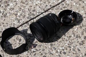 uma quebrado lente em a rua ensolarado dia portátil foto