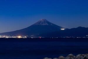 uma pôr do sol Monte Fuji perto suruga costa dentro shizuoka Largo tiro foto