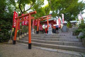 uma tradicional portão às japonês santuário foto