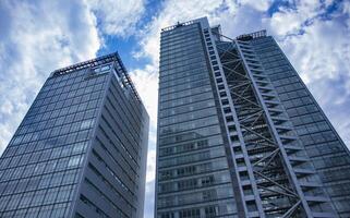 uma nuvem refletindo a construção dentro a o negócio Cidade Largo tiro foto