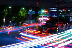 uma noite tráfego geléia às a centro da cidade rua dentro Tóquio foto