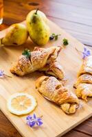 doce pastelaria, sopro pastelaria com peras, em uma de madeira mesa foto