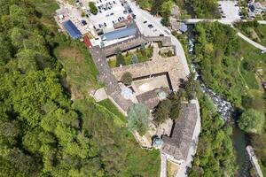 aéreo Visão do medieval Troiano mosteiro do suposição, Lovech região, Bulgária foto