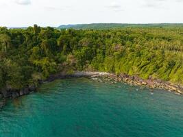 aéreo zangão Visão do lindo de praia com turquesa mar água e Palma árvores do golfo do tailândia. kood ilha, Tailândia foto