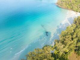 aéreo zangão Visão do lindo de praia com turquesa mar água e Palma árvores do golfo do tailândia. kood ilha, Tailândia foto