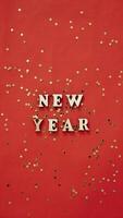 Natal Flatley com Novo ano letras em vermelho ouro fundo enfeites decoração. fechar-se, brilhante composição. cartão postal foto