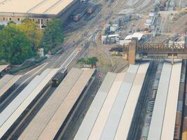 a aéreo Visão do a estrada de ferro estação dentro a central do a cidade foto