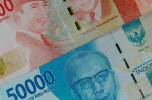 fechar-se fundo do indonésio moeda, 100.000 e 50.000 rupia. foto