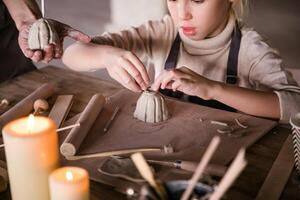 artístico feito à mão cerâmica Loiras garotas criativo processo foto