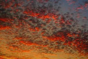 belo horizonte vermelho sangrento ao pôr do sol com diferentes padrões de plano de fundo, detalhes