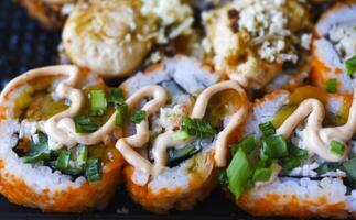peixe rolos com molho. japonês Sushi rolos. arroz café da manhã do rolos. foto