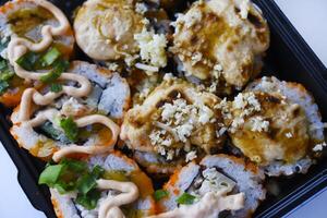 peixe rolos com molho. japonês Sushi rolos. arroz café da manhã do rolos. foto