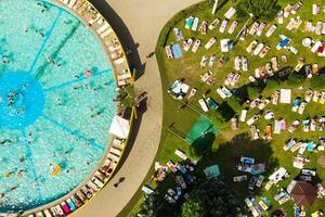 topo Visão do a ao ar livre Lugar, colocar para pessoas para relaxar Onde lá é uma natação piscina e uma muitos do Sol camas foto