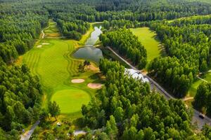 topo Visão do a golfe curso localizado dentro uma arborizado área foto