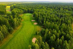 topo Visão do a golfe curso localizado dentro uma arborizado área foto