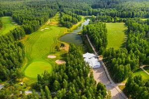 topo Visão do a golfe curso localizado dentro uma arborizado área foto