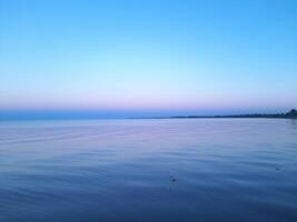 azul pôr do sol sobre a lago foto