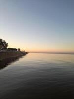 verão pôr do sol sobre a lago foto