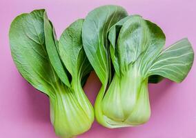 fresco bok choy em Rosa culinária fundo foto